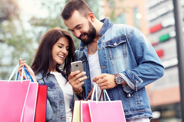 coppia felice con le borse della spesa dopo lo shopping in città