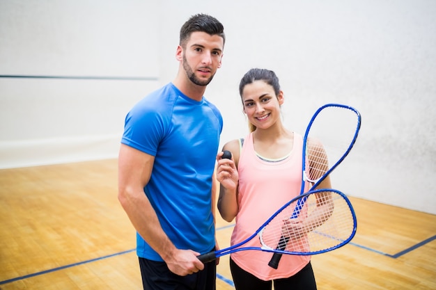 Coppia felice dopo un gioco di squash