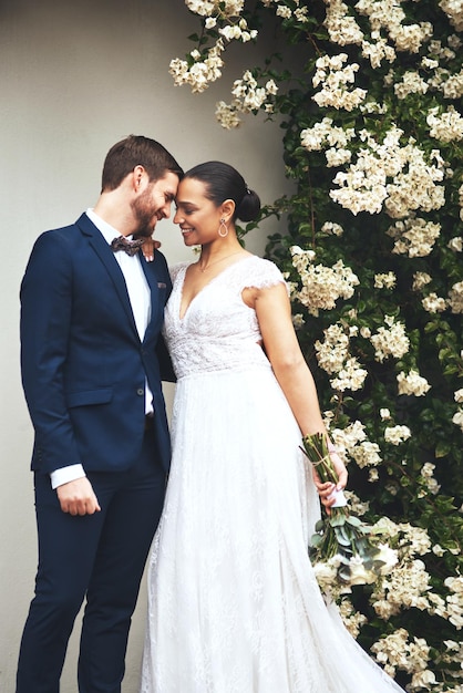 Coppia felice e abbracciare con amore al matrimonio per la cerimonia di matrimonio impegno e futuro insieme uomo donna e sorridere con abbraccio in affetto per il matrimonio celebrazione e romanticismo in un giorno speciale