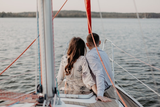 coppia felice facendo una romantica crociera in barca a vela.