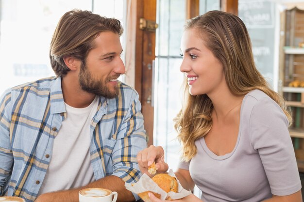 Coppia felice godendo caffè e torta