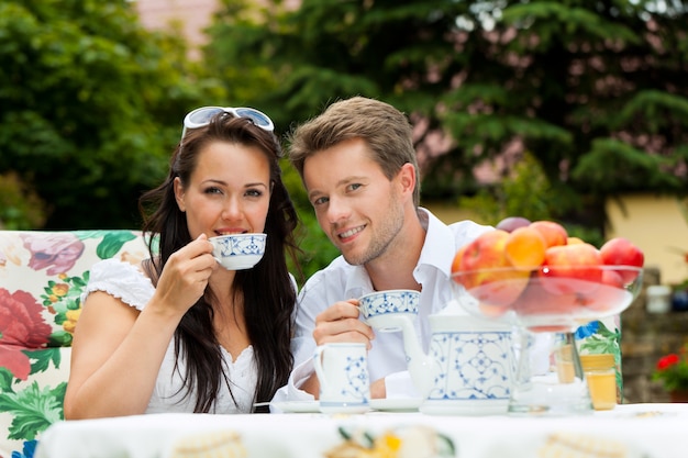 Coppia felice godendo il loro caffè