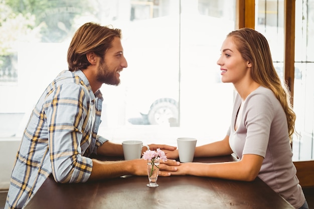 Coppia felice godendo un caffè