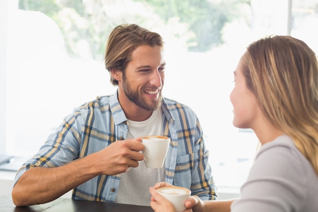 Coppia felice godendo un caffè