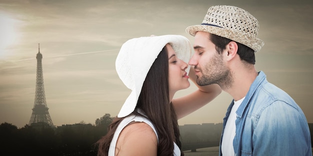 Coppia felice hipster per baciare contro la torre eiffel