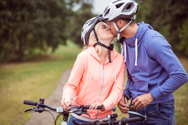 Coppia felice in bicicletta