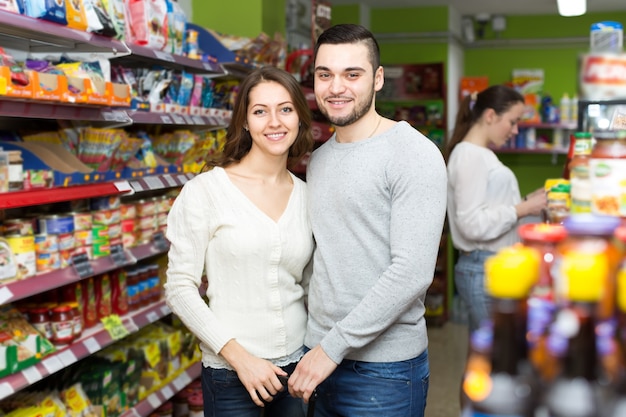 Coppia felice in un supermercato