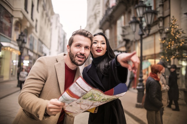 Coppia felice in un tour della città