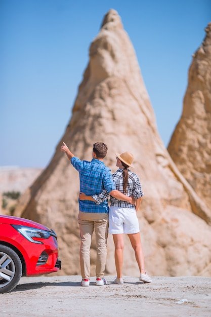 Coppia felice in vacanza estiva in auto