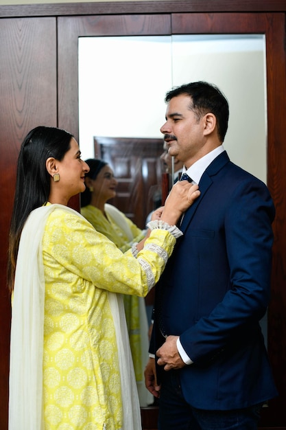 coppia felice indossa un abito modello indiano pakistano