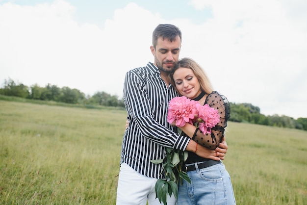 Coppia felice innamorata con in mano dei fiori