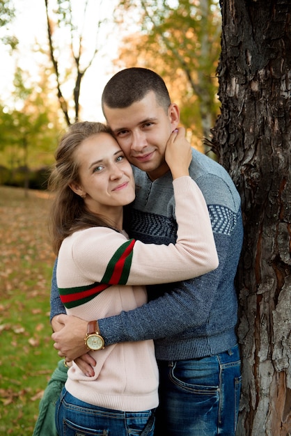 Coppia felice nel parco d'autunno. Autunno. Giovane famiglia divertendosi