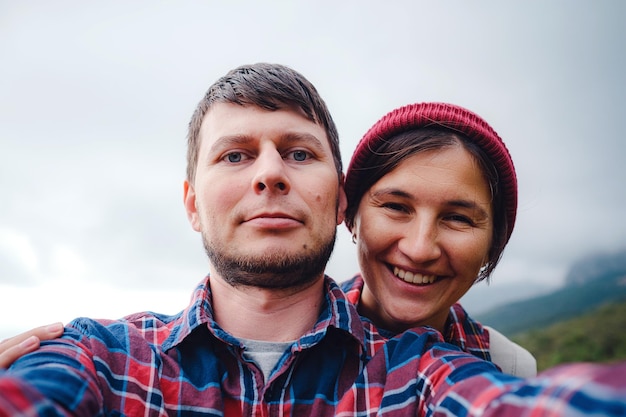 Coppia felice prendendo selfie autoritratto foto escursionismo