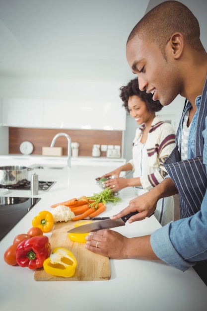 coppia felice preparazione verdure in cucina