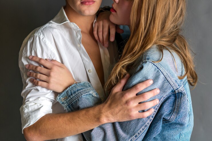 Foto coppia felice sentimentale in legame d'amore. le giovani coppie nell'amore si abbracciano.