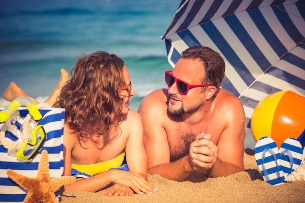 Coppia felice sulla spiaggia Concetto di vacanza estiva