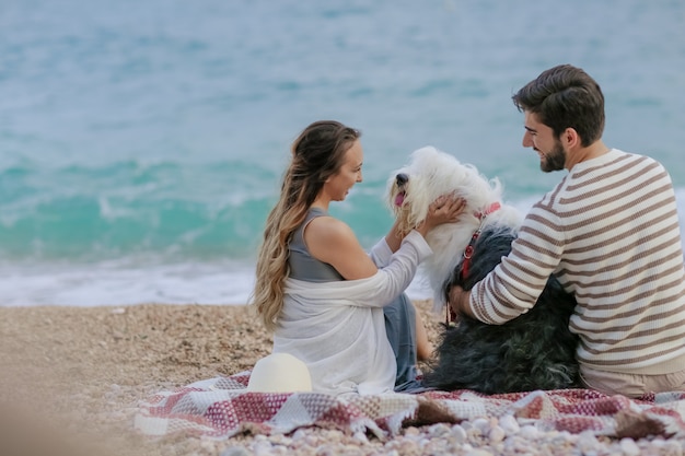 coppia felice sulla spiaggia