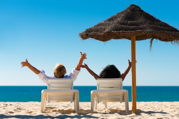 Foto coppia felice sulla spiaggia