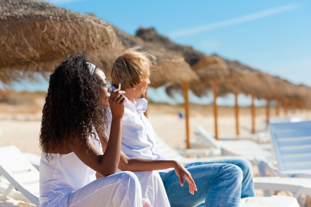 Coppia felice sulla spiaggia