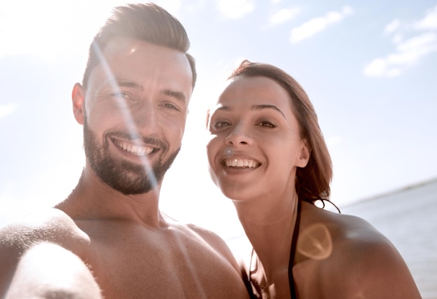 Coppia felice trascorrere del tempo spensierato sulla spiaggia all'aperto