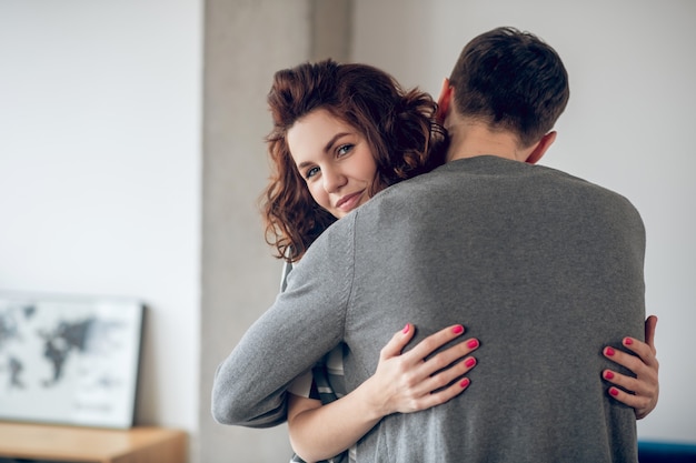 Coppia felice. Un uomo e una donna che si abbracciano e si sentono meravigliosi