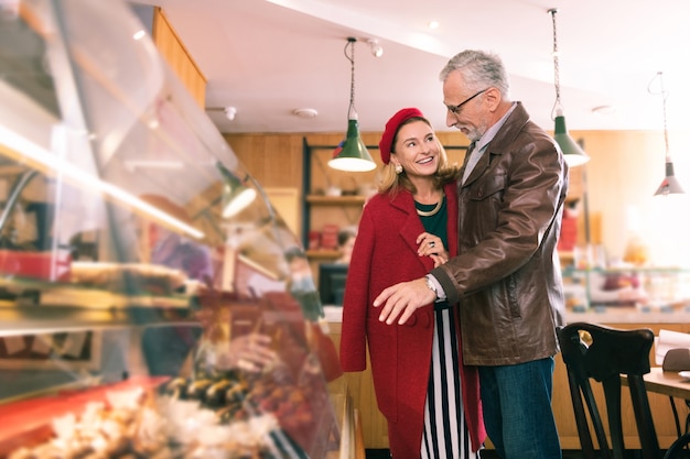 Coppia francese. Bella coppia francese che viene al forno accogliente la mattina per comprare dei croissant