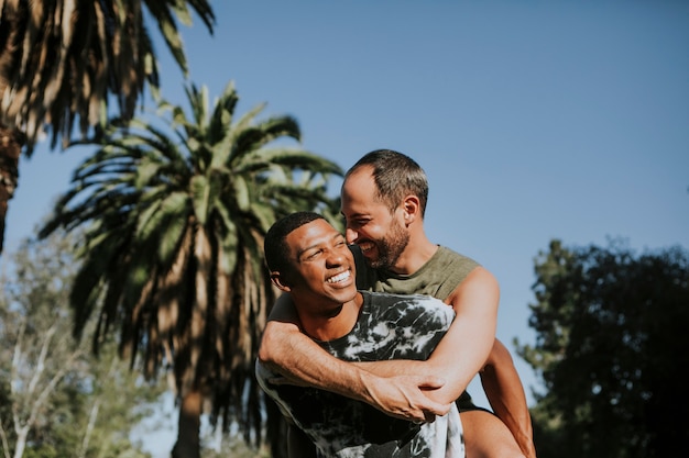 Coppia gay abbracciarsi nel parco