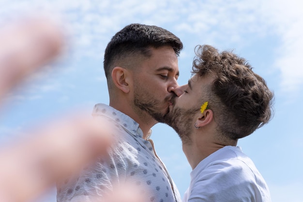 Coppia gay bacio sullo sfondo del mare