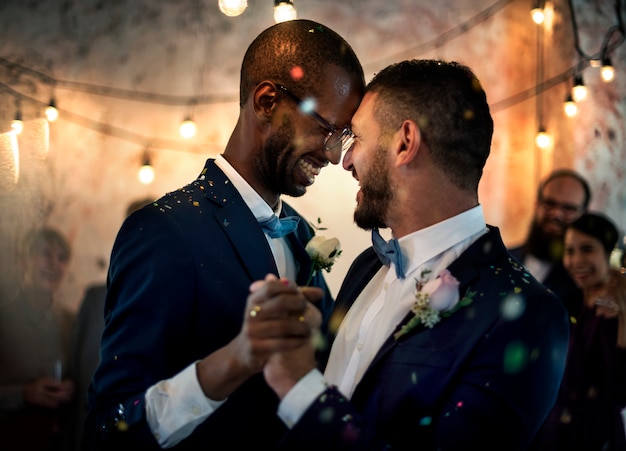 Coppia gay ballando il giorno del matrimonio