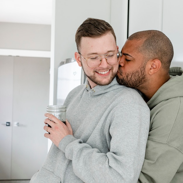 Coppia gay che beve caffè, matrimonio felice foto HD