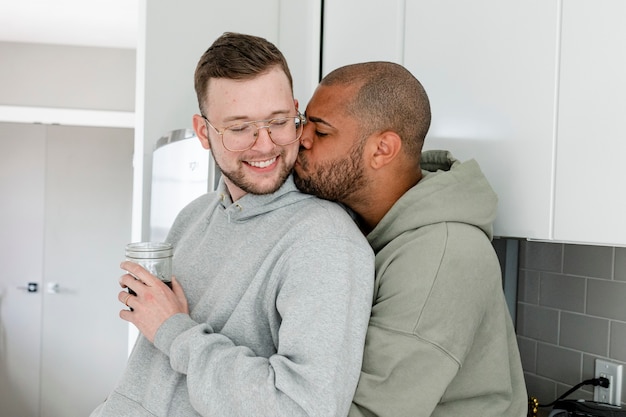 Coppia gay che beve caffè, matrimonio felice foto HD