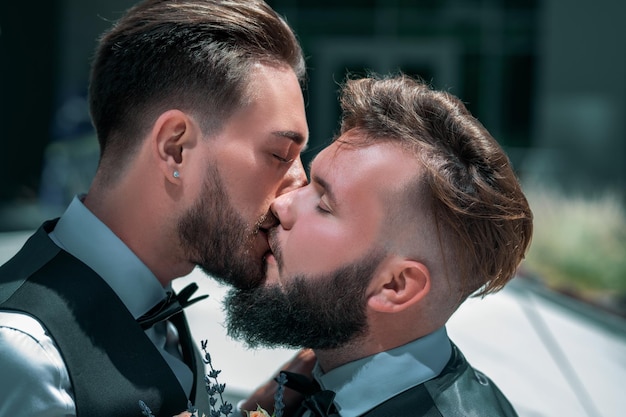 Coppia gay che si bacia Matrimonio gay closeup bacio maschile Vacanze, festival ed eventi concetto lgbt