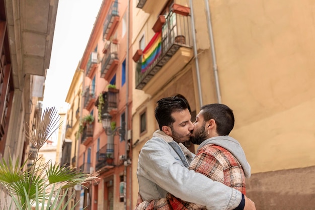 Coppia gay innamorata che si abbraccia e si bacia per strada