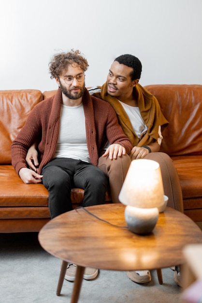 Coppia gay maschile che parla su un divano a casa