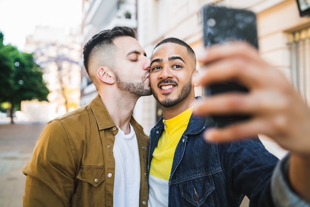 Coppia gay prendendo un selfie in strada.