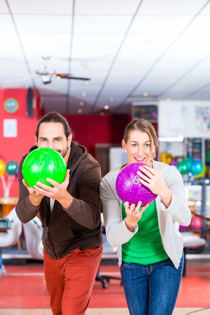 Coppia giocando a bowling