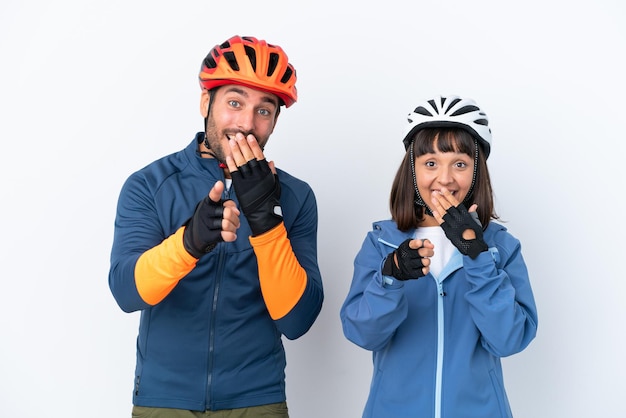 Coppia giovane ciclista isolata su sfondo bianco puntando il dito contro qualcuno e ridendo