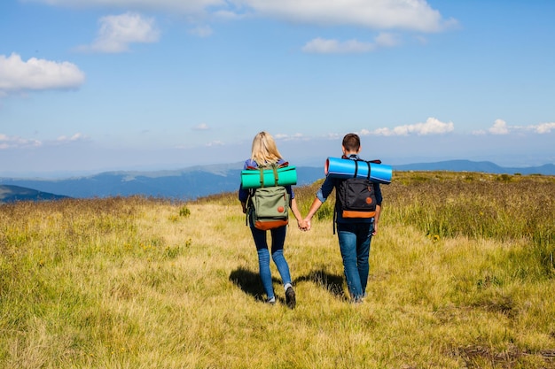 Coppia giovane durante le escursioni in viaggio in montagna