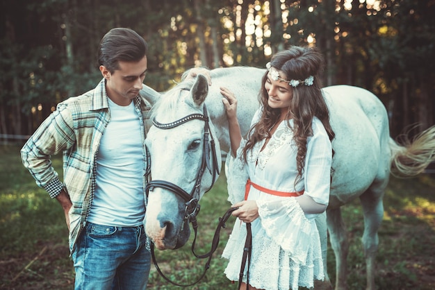 Coppia giovane e bellissimo cavallo