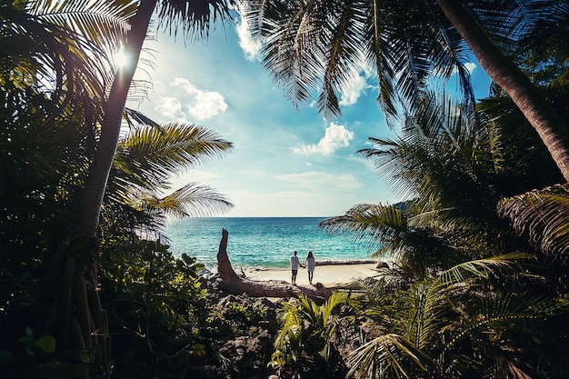 Coppia giovane guardando il mare tenendosi per mano. Vacanza. Phuket. Tailandia.