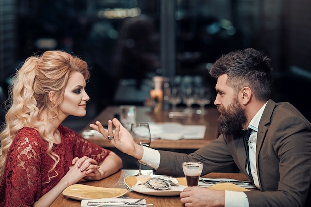 Coppia giovane in un ristorante