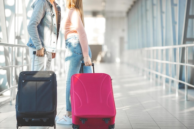 Coppia giovane in viaggio. Uomo e donna che vanno in vacanza.