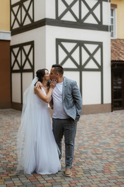 Coppia giovane lo sposo e la sposa a fare una passeggiata