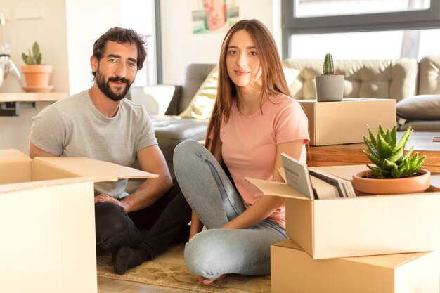 Coppia giovane nella nuova casa. spostare il concetto