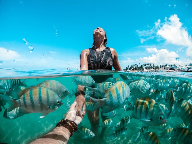 Coppia giovane nuotare nelle piscine naturali di Porto de Galinhas Pernambuco - Brazil