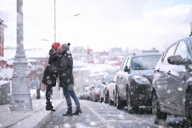 Coppia giovane passeggiando per la città d'inverno