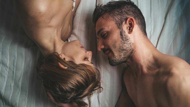 Coppia giovane sensuale e romantica nel letto