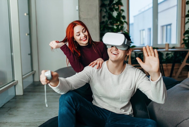 Coppia giovane sperimentando la realtà virtuale (Vr) nel salotto