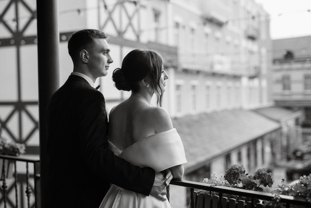 Coppia giovane sposa e sposo in un abito corto bianco