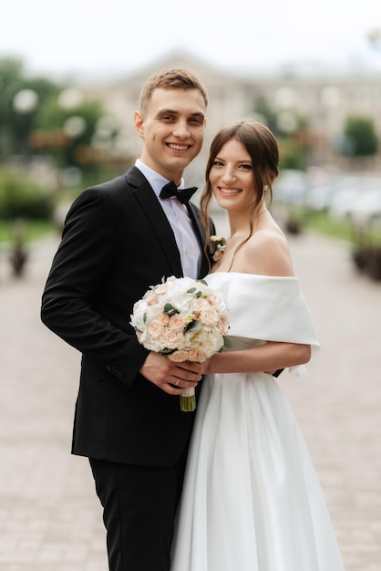 Coppia giovane sposa e sposo in un abito corto bianco